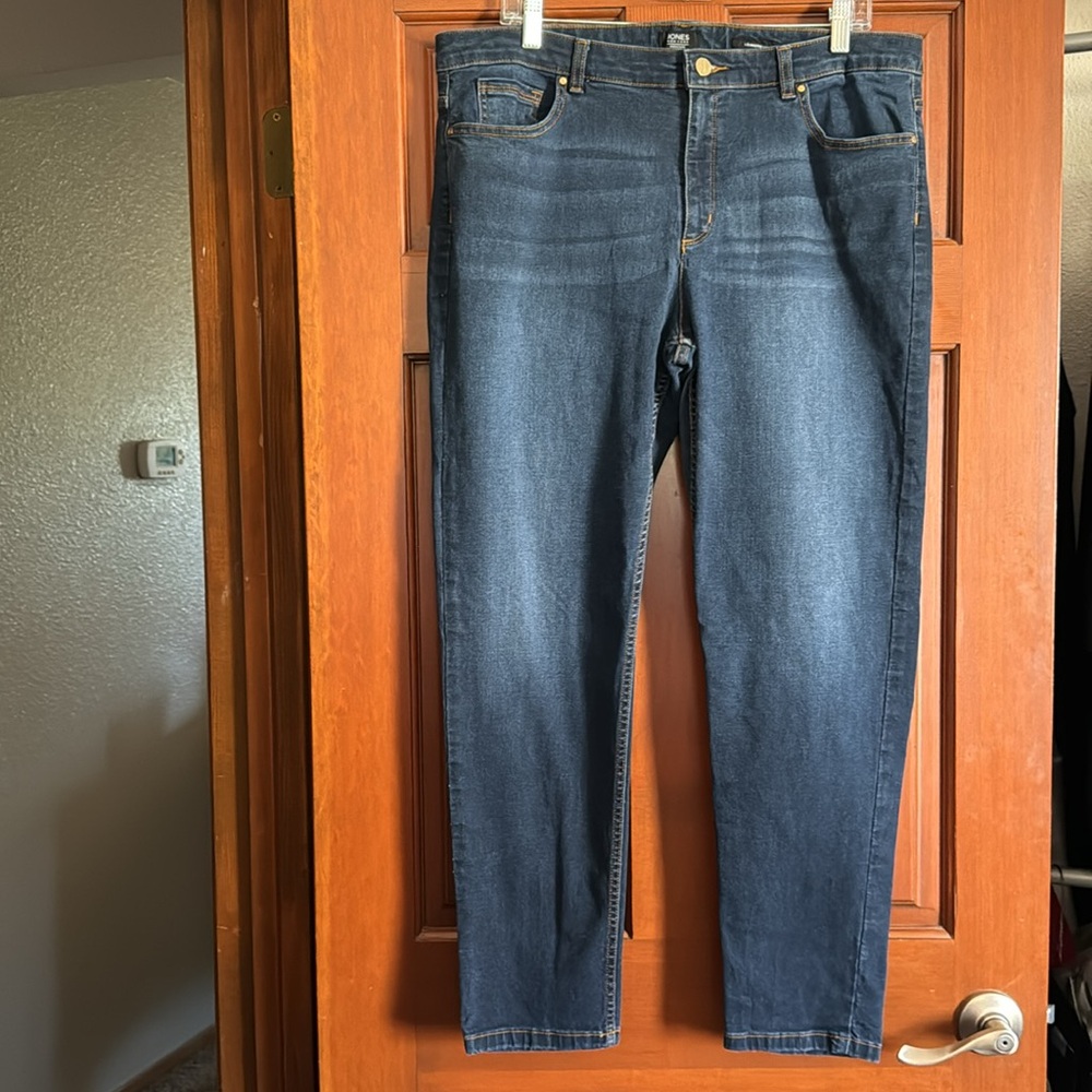 Jones New York Signature Women’s Jeans Size 16. Lexington Skinny